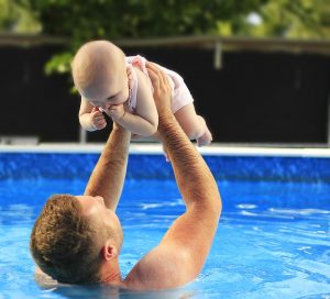 תינוק בבריכה