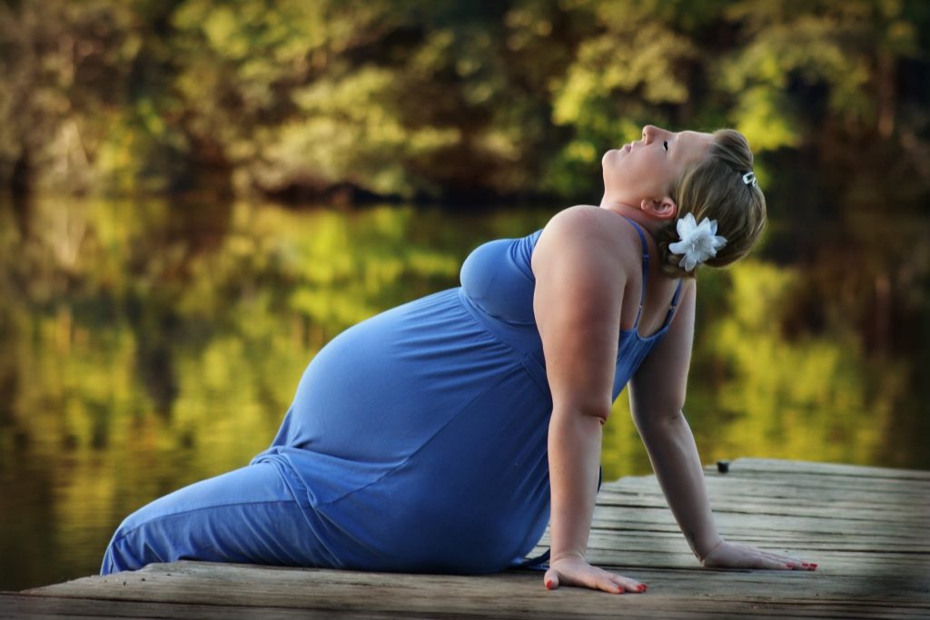אישה בהריון לפני טיפול במים